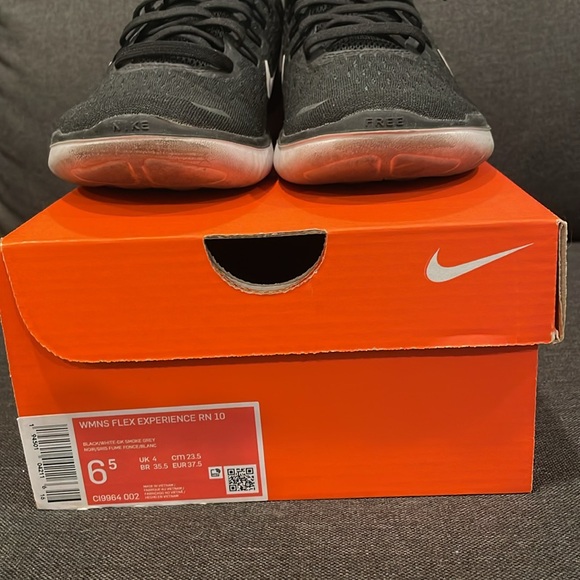 Price Cut! ⬇️ Women’s Nike Free Runs - Picture 3 of 8